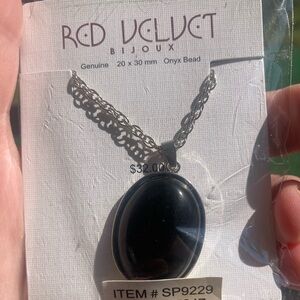 NWT Red Velvet Bijoux genuine 20 x 30 mm onyx bead with silver necklace